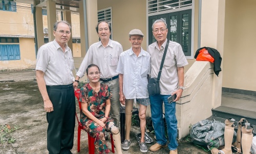 86 persons with disabilities and agent orange victims receive prosthetic limbs and orthotic devices in Hue city